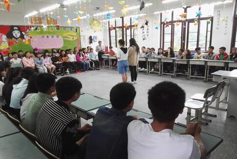 校團(tuán)委組織開展“編織夢想，與青春同行”主題示范團(tuán)課
